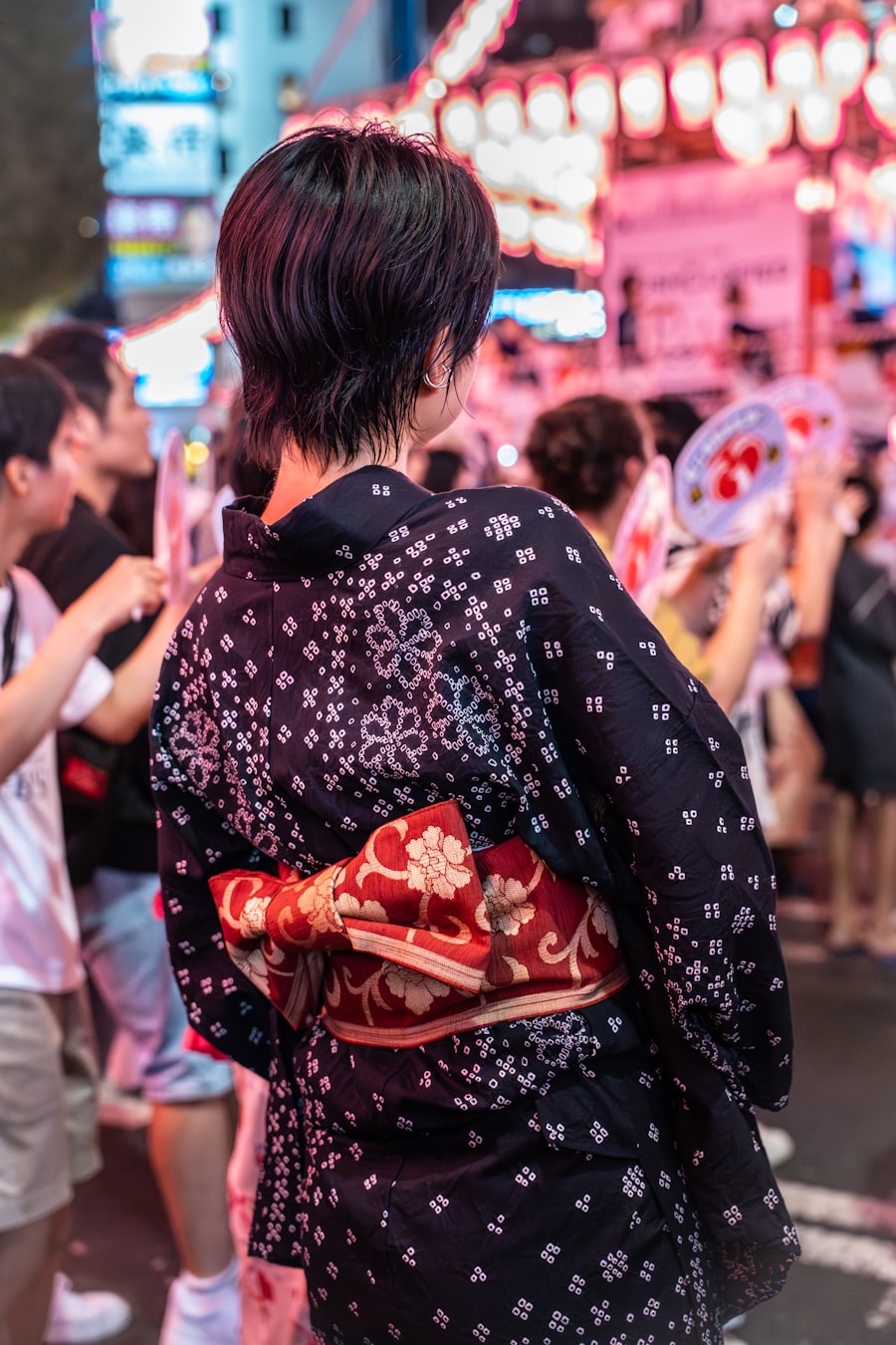 浴衣姿で祭りを歩く人の後ろ姿