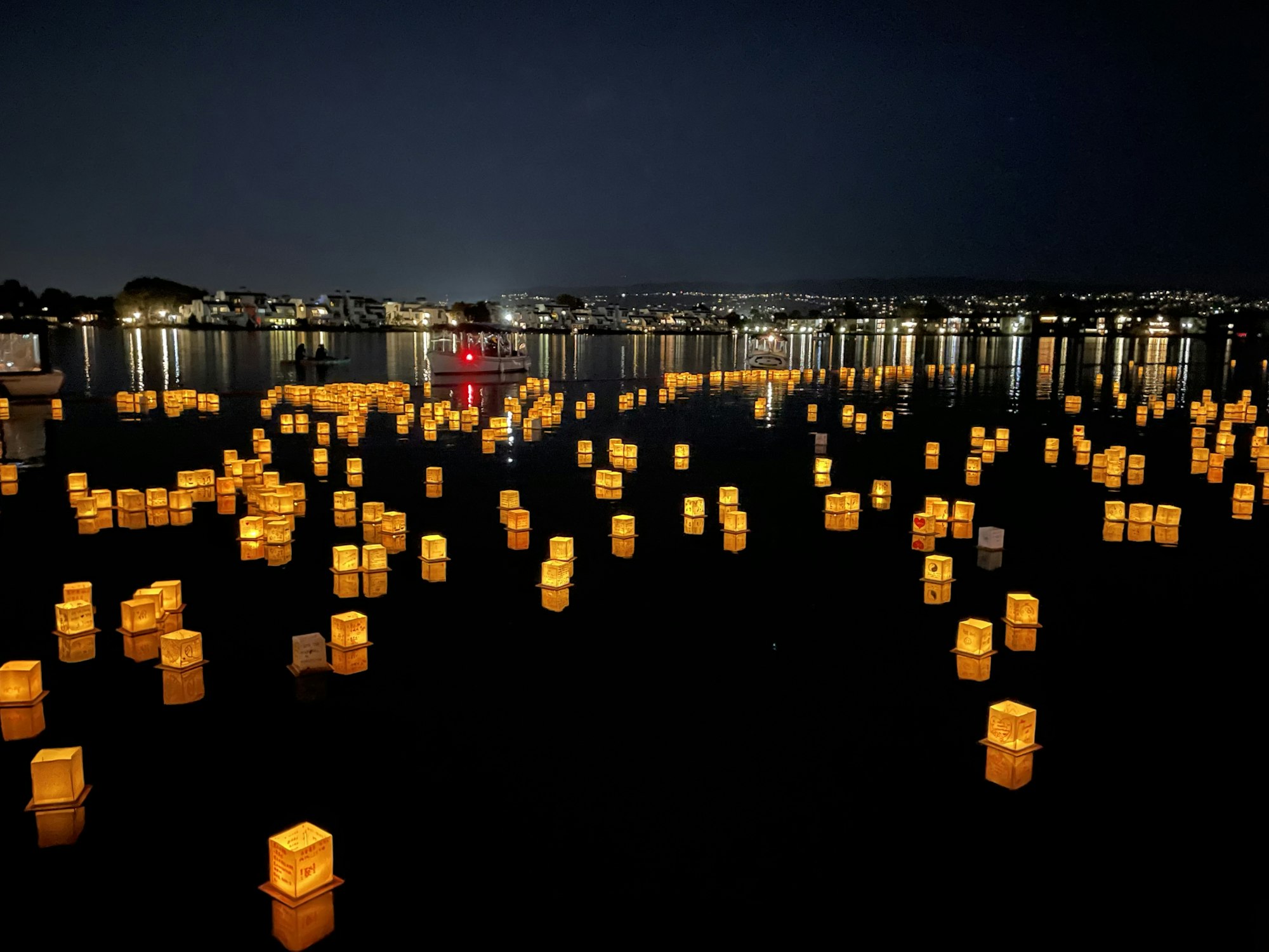 夜のあさひ川に浮かぶ無数の灯篭