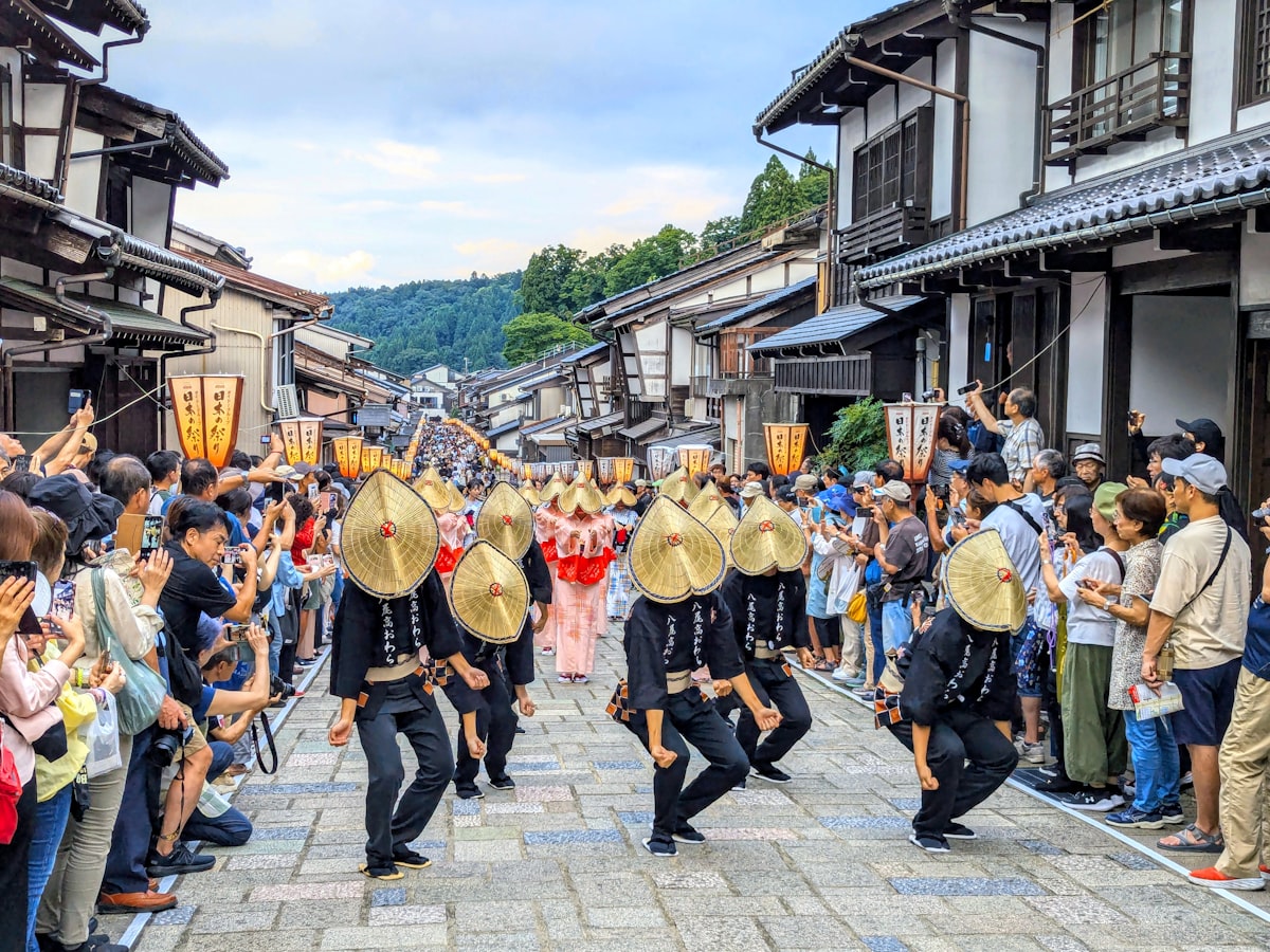 編み笠をかぶった踊り手たちの通り流し