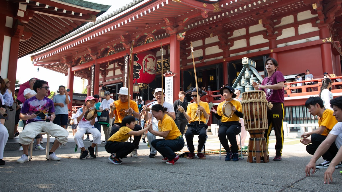 屋外で和太鼓を演奏する人々