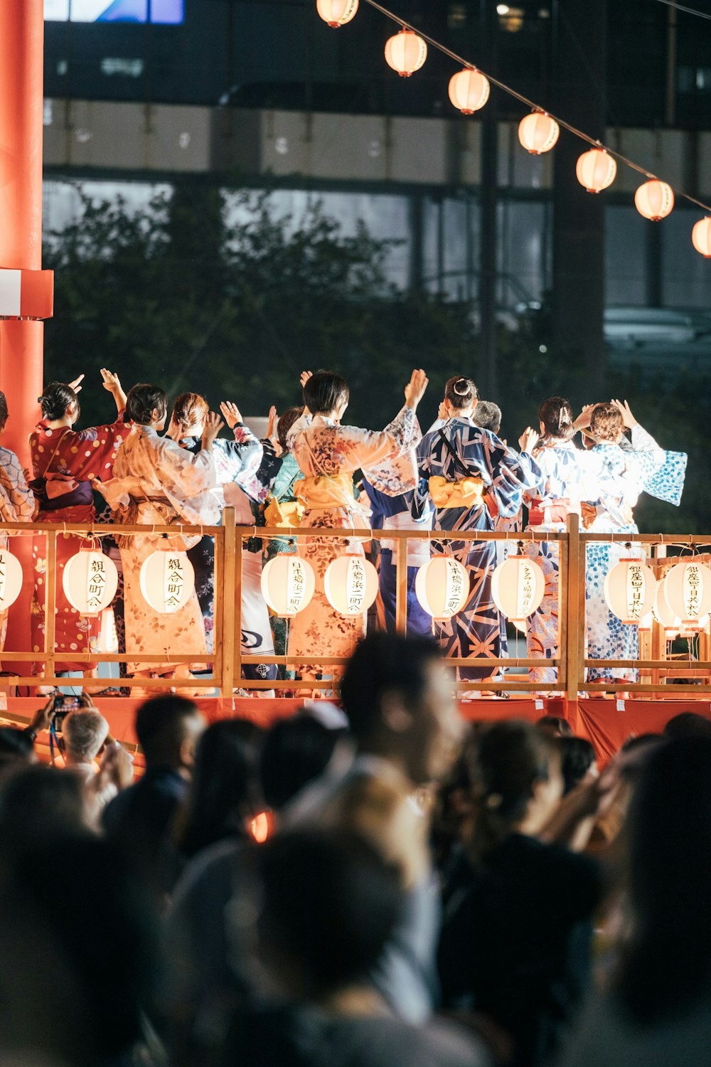 提灯に照らされた夜のやぐらステージ