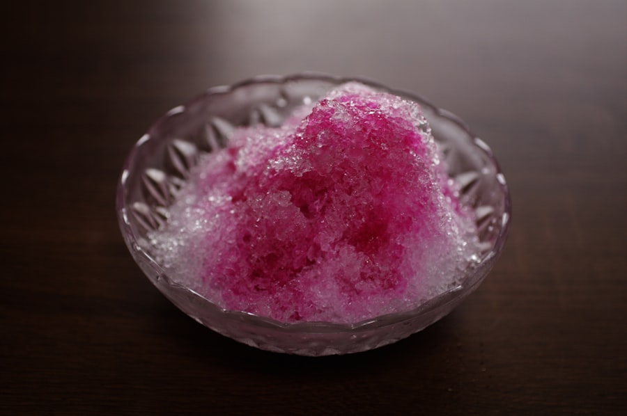 ガラスの器に盛られたいちごのかき氷